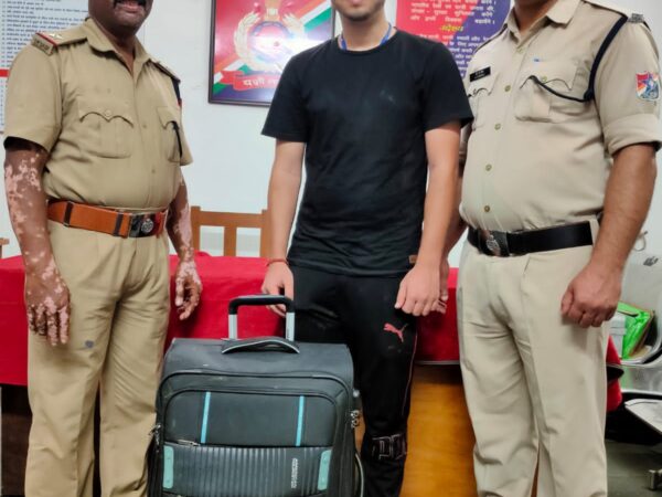चलती ट्रेन से यात्री के गिरे बैग को आरपीएफ     राजनांदगांव ने लौटाई