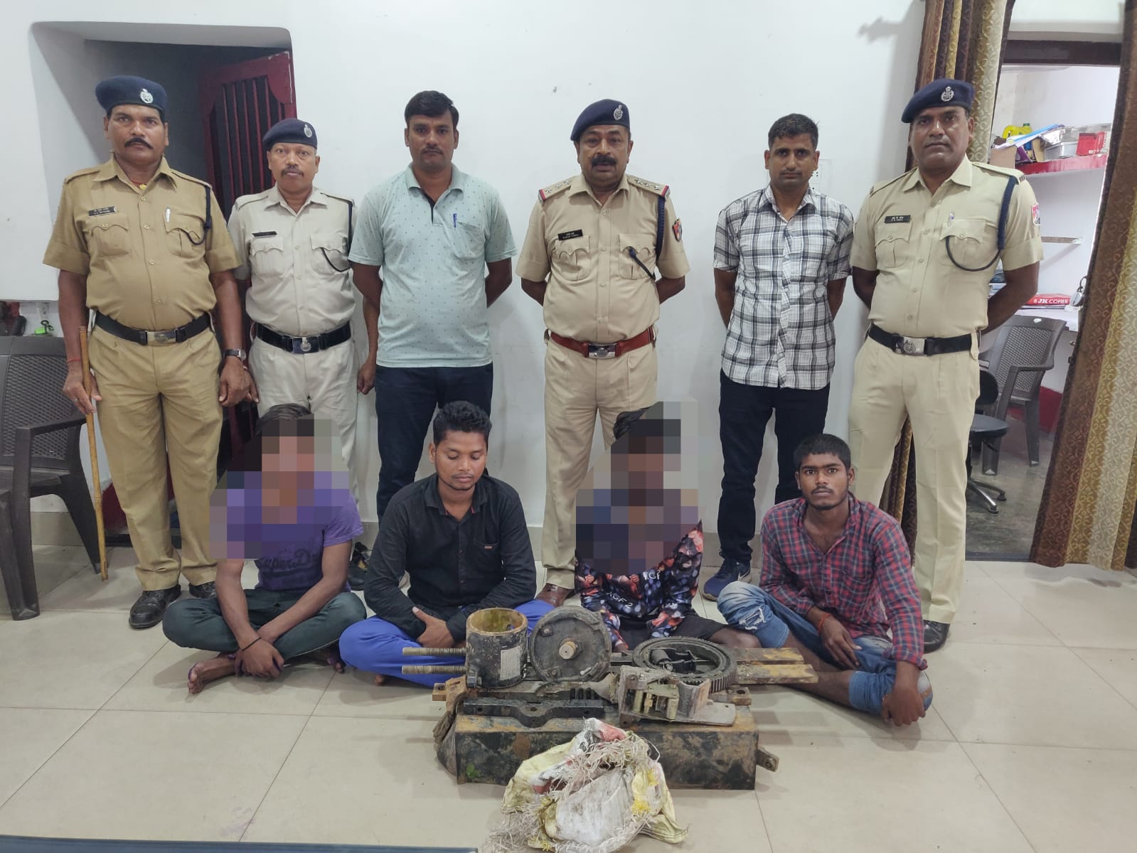 किरोड़ीमल नगर रेल्वे स्टेशन से चोरी हुआ हजारो का पॉइंट मशीन रेसुब प्रभारी रायगढ की सक्रियता से चोरों के साथ कबाड़ी भी चढ़ा हत्थे