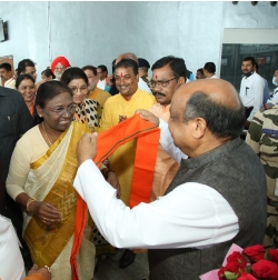 द्रौपदी मुर्मू का छत्तीसगढ़ के सर्वमान्य उत्कल समाज के नेता पुरन्दर मिश्रा ने अनोखे अंदाज में स्वागत कर दिल जीता
