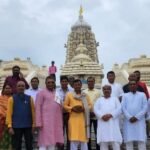 पाठ्य पुस्तक निगम के अध्यक्ष शैलेश ने पदयात्रा कर लौटे सैनी का किया सम्मान