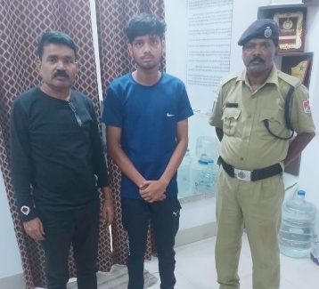 12 वीं में फेल होने पर युवा ट्रेन से भागा सूचना मिलने पर  रेसुब रायगढ ने युवा को ट्रेन से उतार परिजनों को सौपा