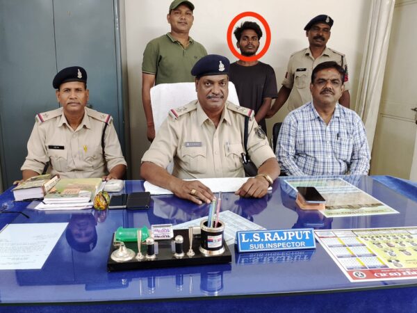रेसुब रायपुर पोस्ट ने मोबाइल चोरी के आरोप में मॉल के साथ आरोपी को पकड़ा