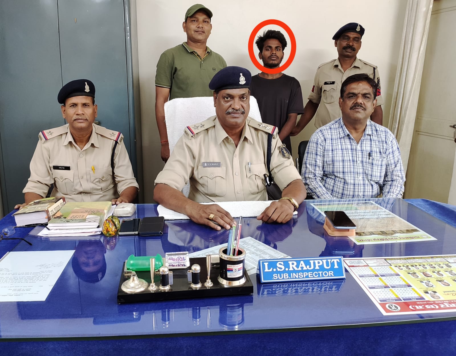 रेसुब रायपुर पोस्ट ने मोबाइल चोरी के आरोप में मॉल के साथ आरोपी को पकड़ा