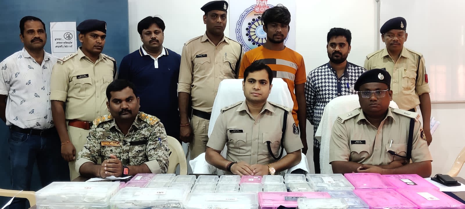 पुलिस की पैनी नजरों से नहीं बच पाए चांदी तस्कर, 1 करोड़ 51 लाख की चांदी के साथ दो तस्कर गिरफ्तार