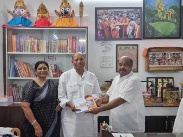 ओडिसा के पूर्व मंत्री, विधायक अमर सतपथी अल्प प्रवास पर रायपुर पहुंचे, श्री जगनाथ मंदिर में पूजा अर्चना की मंदिर परिसर में पुरंदर मिश्रा ने स्वागत किया