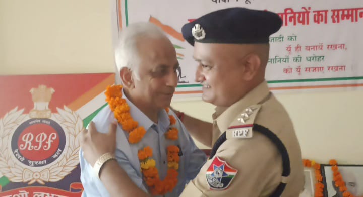 स्वतंत्रता संग्राम सेनानियों के परिजनों का रेल सुरक्षा बल शहडोल ने आजादी की 75 वीं वर्षगांठ में  किया सम्मान