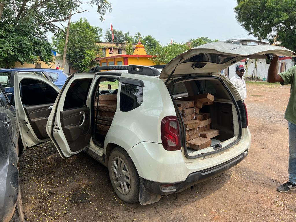 डस्टर कार में सराई चिरान रखकर ग्राहक तलाश कर रहे दो व्यक्ति लिए गए हिरासत में….