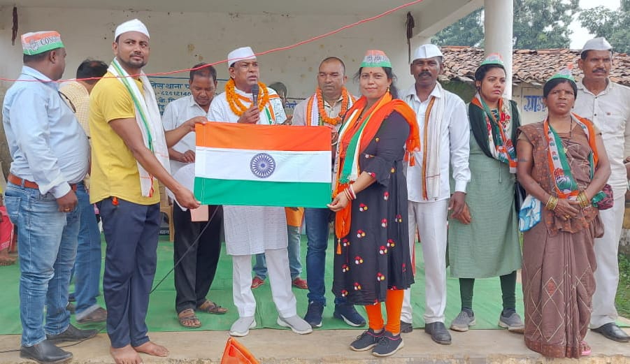 बरसते पानी में कांग्रेस कार्यकर्ताओं में चौगुने उत्साह के साथ विधायक के नेतृत्व में निकली आजादी की गौरव पदयात्रा:::
