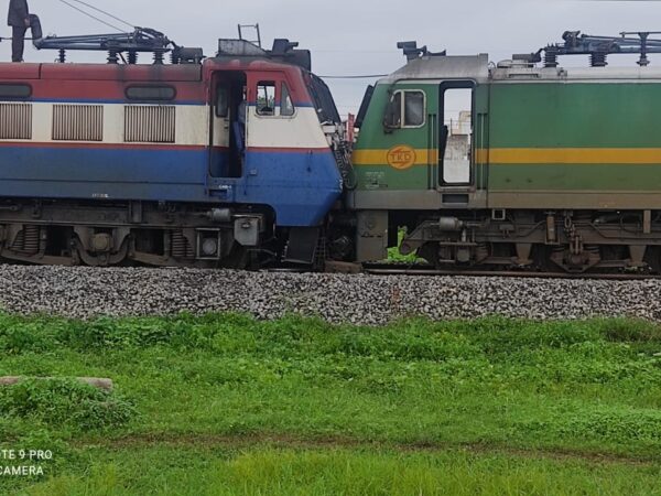 ब्रेकिंग : रायगढ़  कोतरा फाटक के पास दो रेल इंजन आपस में भिड़ी,4बैगन पटरी से उतरा घटना स्थल पर अधिकारी पहुंचे
