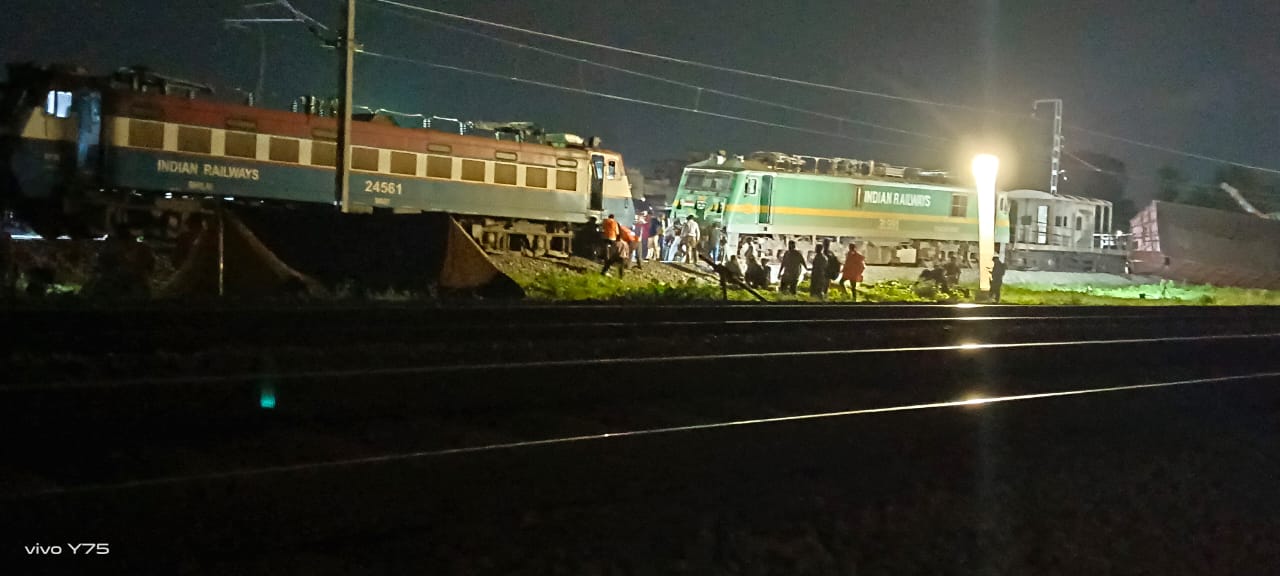 रेल दुर्घटना फालोअप.. मालगाड़ी के डिब्बों को अलग किया गया इंजन को हटाने क्रेन पहुंचा अभी भी सामान्य होने में 4घंटे लगेंगे , हादसे में दो लोको पायलट घायल  जिनका इलाज चल रहा है
