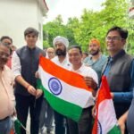 पूर्व सांसद अभिषेक सिंह के नेतृत्व में युवा मोर्चा कार्यकर्ताओं एवम विश्राम गृह के कर्मचारियों को तिरंगा वितरण किया