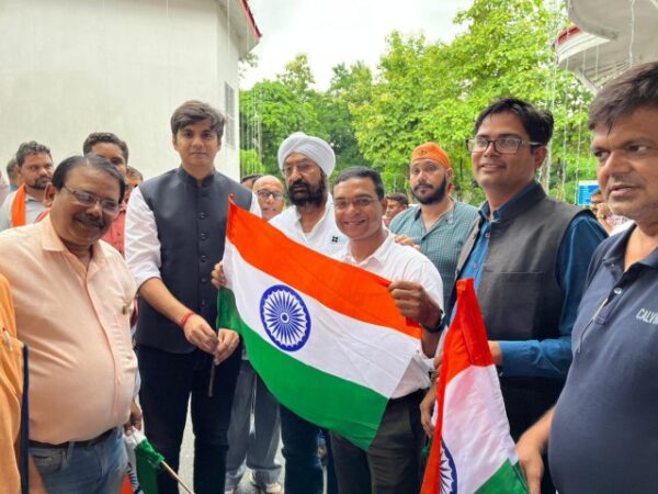 पूर्व सांसद अभिषेक सिंह के नेतृत्व में युवा मोर्चा कार्यकर्ताओं एवम विश्राम गृह के कर्मचारियों को तिरंगा वितरण किया