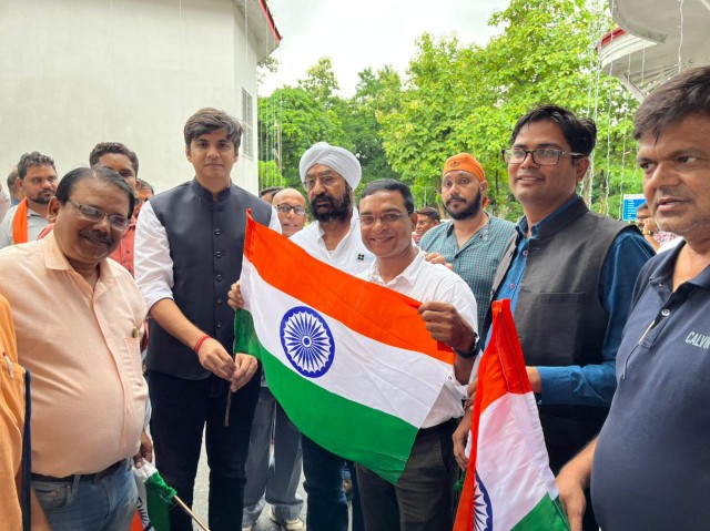 पूर्व सांसद अभिषेक सिंह के नेतृत्व में युवा मोर्चा कार्यकर्ताओं एवम विश्राम गृह के कर्मचारियों को तिरंगा वितरण किया