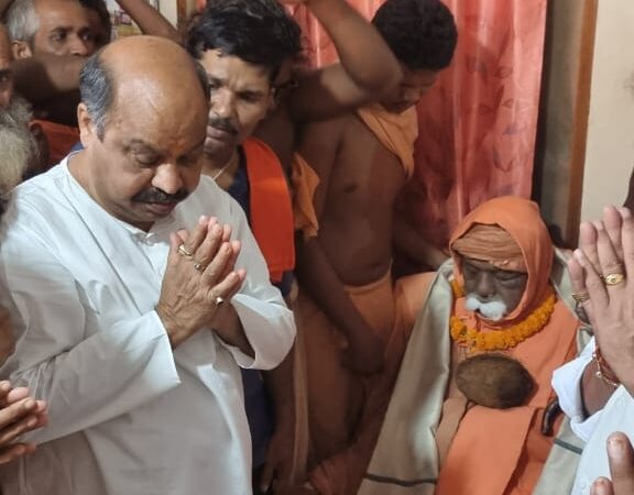 बसना के अलेख महिमा आश्रम के संस्थापक परम पूज्य गुरु श्री निरंजन दास बाबा जी  ब्रह्मलीन हुए, पूर्व मंत्री पुरंदर मिश्रा पहुंचे आश्रम शोक व्यक्त की