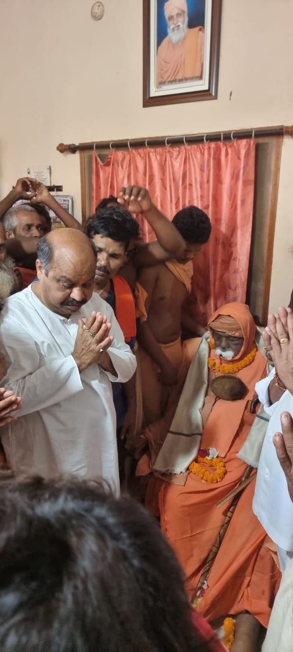 बसना के अलेख महिमा आश्रम के संस्थापक परम पूज्य गुरु श्री निरंजन दास बाबा जी  ब्रह्मलीन हुए, पूर्व मंत्री पुरंदर मिश्रा पहुंचे आश्रम शोक व्यक्त की