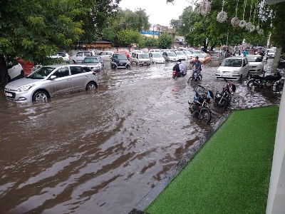 रायगढ़ में लगातार बारिश से लोगों का हुआ बुरा हाल,लोग घरों में दुबके