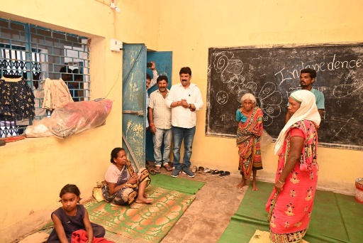 बाढ़ प्रभावित क्षेत्र सरिया व पुसौर ब्लॉक के राहत शिविरों में पहुंचकर विधायक प्रकाश नायक ने जाना पीड़ितो का हालहर संभव सहयोग का दिलाया भरोसा