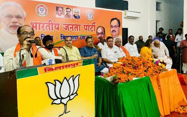 अरुण साव का गिरते बारिश में भी गर्मजोश स्वागत , अरुण साव ने कहा की भाजपा के  सभी कार्यकर्ताओं का सदैव सम्मान दिया जाएगा