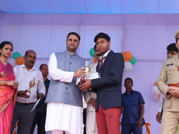 स्वतंत्रता दिवस पर उच्च शिक्षामंत्री उमेश पटेल ने रायगढ़ में किया ध्वजारोहण