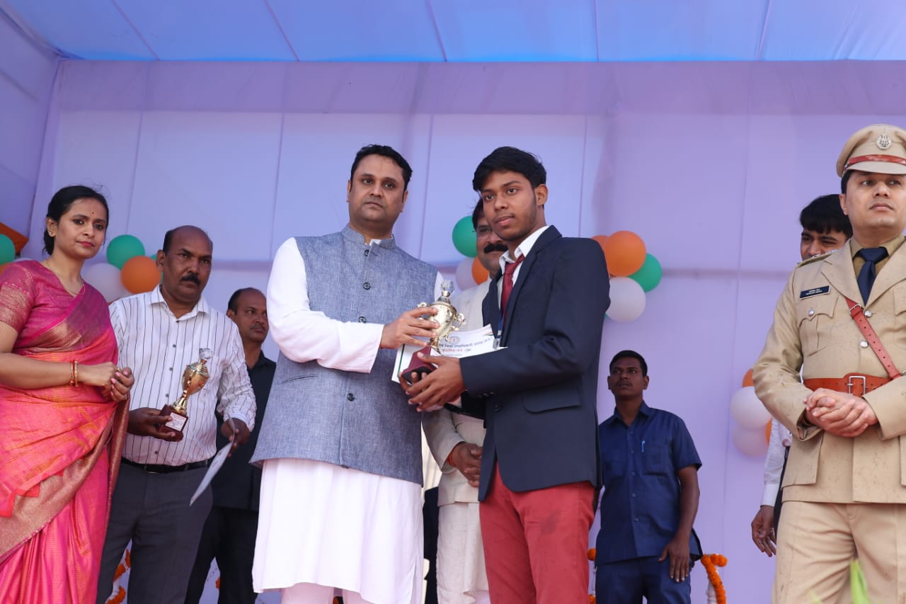 स्वतंत्रता दिवस पर उच्च शिक्षामंत्री उमेश पटेल ने रायगढ़ में किया ध्वजारोहण