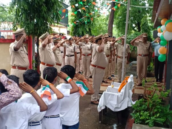 भाठापारा आर पी एफ पोस्ट निरीक्षक मिश्रा ने किया झंडारोहण