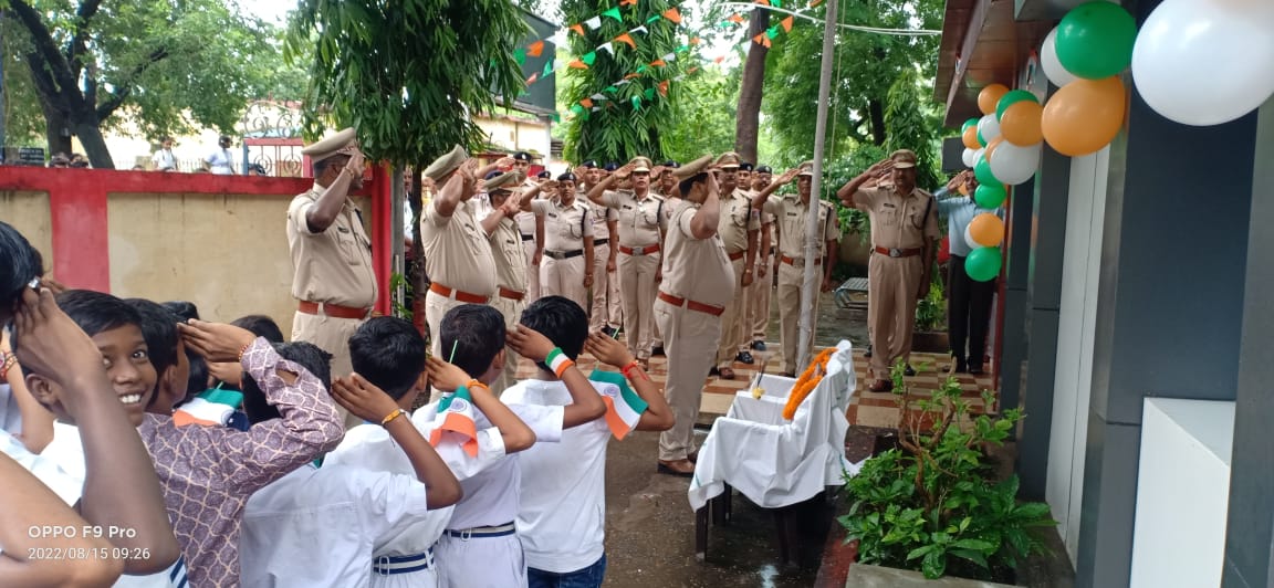 भाठापारा आर पी एफ पोस्ट निरीक्षक मिश्रा ने किया झंडारोहण