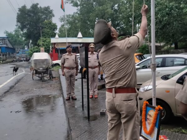 रेसुब रायगढ में प्रभारी राजेश वर्मा ने ध्वजारोहण कर ली सलामी