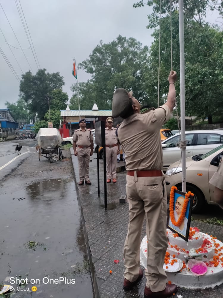 रेसुब रायगढ में प्रभारी राजेश वर्मा ने ध्वजारोहण कर ली सलामी