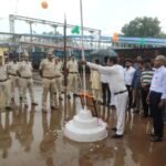 तिल्दा आरपीएफ चौकी प्रभारी डी के शास्त्री ने स्टेशन परिसर में हर्षोल्लास के साथ ध्वजारोहण किया