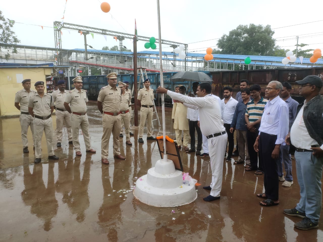 तिल्दा आरपीएफ चौकी प्रभारी डी के शास्त्री ने स्टेशन परिसर में हर्षोल्लास के साथ ध्वजारोहण किया