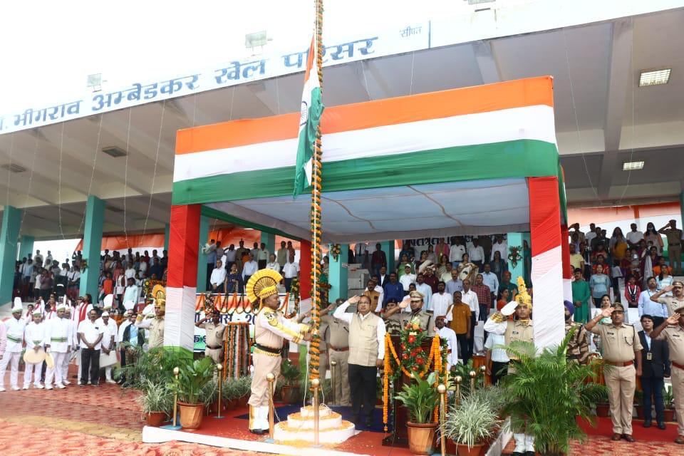 एनटीपीसी सीपत में 76 वां स्वतन्त्रता दिवस पर महाप्रबंधक प्रजापति ने ध्वजारोहण किया