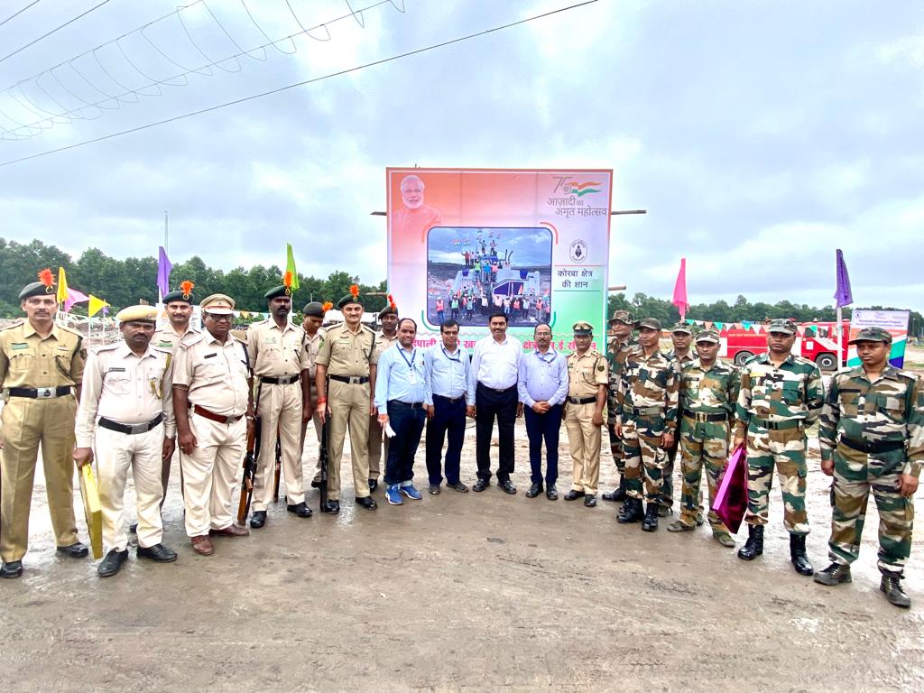 सराईपाली ओपन कास्ट परियोजना में आजादी का अमृत महोत्सव की रही धूम, गिरते बारिश के बीच शान से लहराया तिरंगा, उत्कृष्ट कार्य करने वाले हुए पुरस्कृत