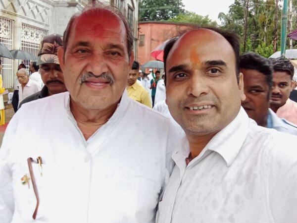 प्रदेश कांग्रेस कमेटी के सचिव चंद्रेश साहू ने रायपुर में हीरक जयंती समापन समारोह में अपने सैकड़ों साथियों के साथ उपस्थिति दर्ज करा कराई