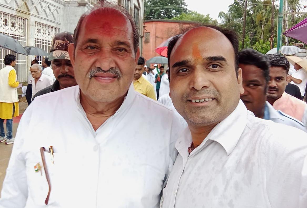 प्रदेश कांग्रेस कमेटी के सचिव चंद्रेश साहू ने रायपुर में हीरक जयंती समापन समारोह में अपने सैकड़ों साथियों के साथ उपस्थिति दर्ज करा कराई