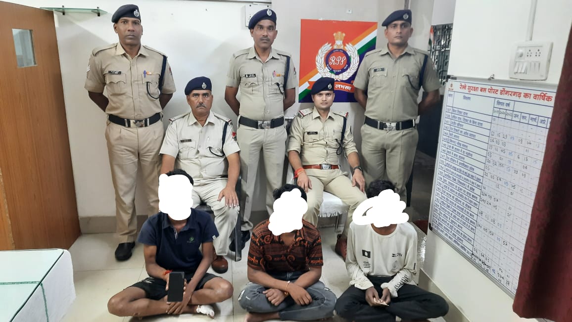 ऑपरेशन यात्री सुरक्षा* के तहत एक अपचारी बालक सहित तीन मोबाईल चोर रेसुब के हत्थे चढ़े