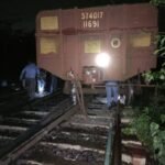 वायरलेस न्यूज ब्रेकिंग<br>ब्रजराजनगार स्टेशन में मालगाड़ी की दो बोगी पटरी से नीचे उतरी , मेल और समरसता एक्सप्रेस रायगढ़ में खड़ी रही अभी रवाना की गई, रास्ता साफ करने युद्ध स्तर पर काम में लगे