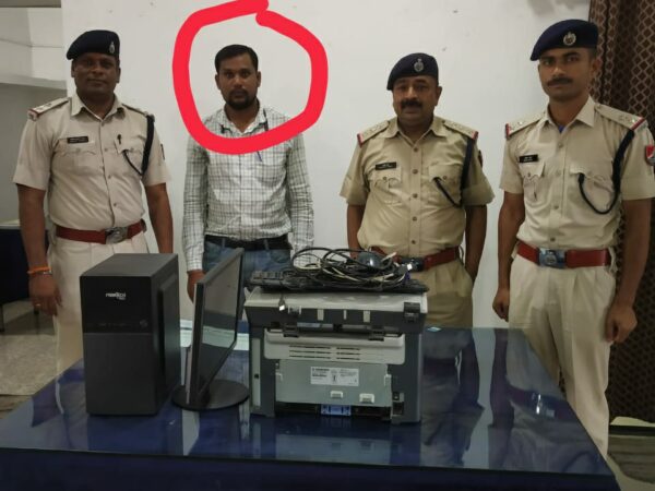 रेसुब रायगढ़ की विशेष टीम ने महापल्ली में मारा छापा दो लोग रेल्वे की अवैध टिकट बनाते हुए पकड़ाए