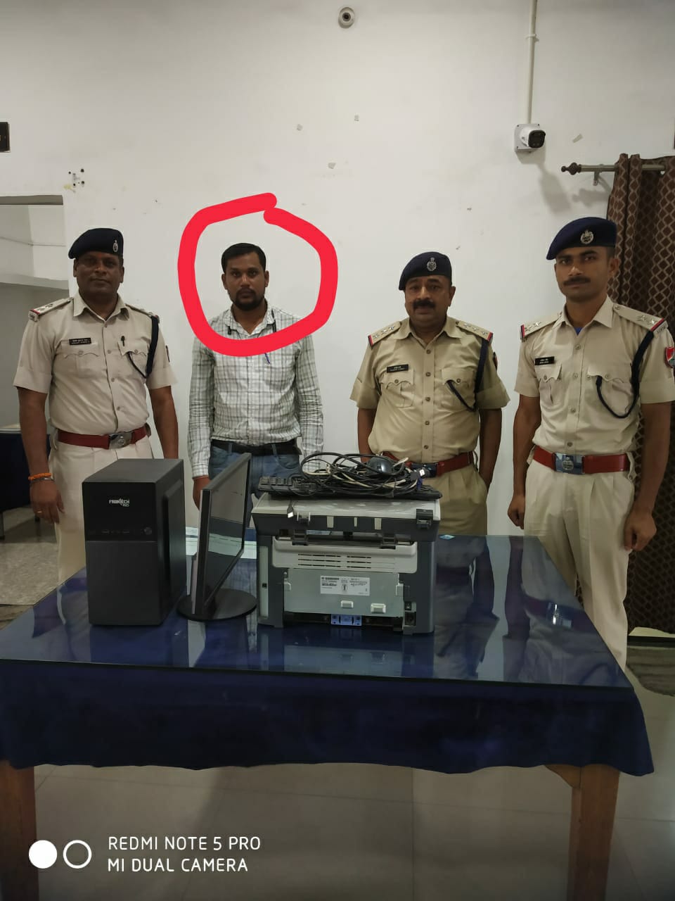 रेसुब रायगढ़ की विशेष टीम ने महापल्ली में मारा छापा दो लोग रेल्वे की अवैध टिकट बनाते हुए पकड़ाए
