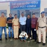 आपरेशन ‘‘यात्री सुरक्षा‘‘ के तहत मंडल टास्क टीम व आरपीएफ पोस्ट गोंदिया  यात्री का चोरी किया हुआ मोबाइल बरामद करते हुए एक चोर को किया गिरफ्तार