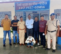 आपरेशन ‘‘यात्री सुरक्षा‘‘ के तहत मंडल टास्क टीम व आरपीएफ पोस्ट गोंदिया  यात्री का चोरी किया हुआ मोबाइल बरामद करते हुए एक चोर को किया गिरफ्तार