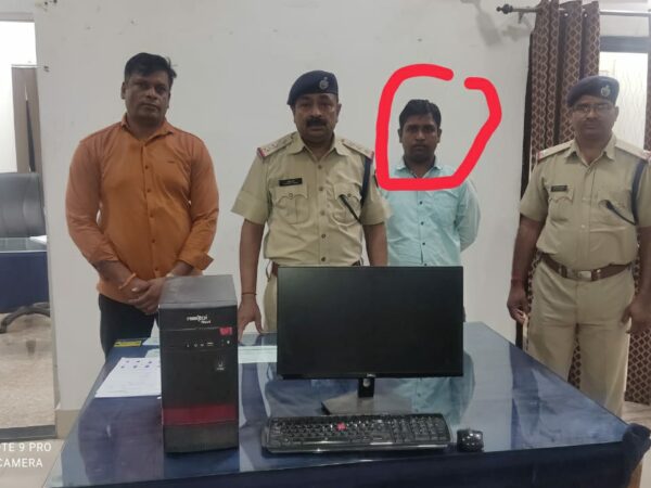 चपले के ओम कम्प्यूटर में रेसुब ने मारा छापा 12 अवैध ई टिकट के साथ दुकान संचालक चढ़ा हत्थे