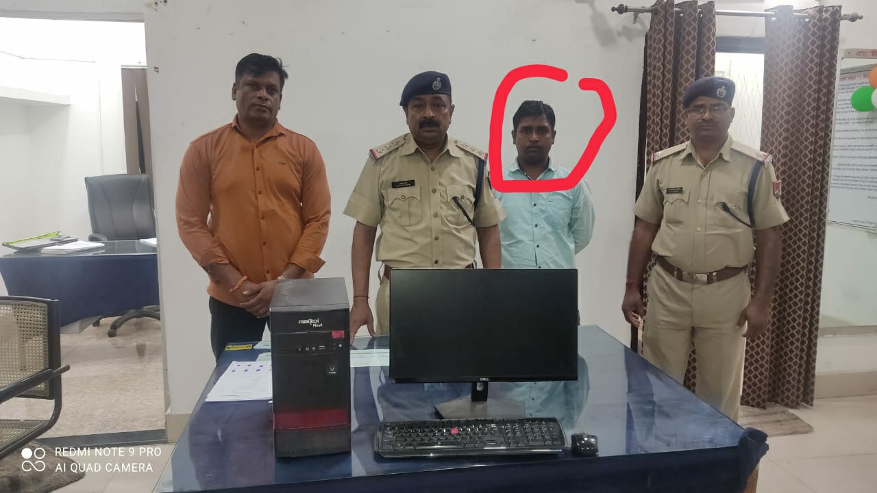 चपले के ओम कम्प्यूटर में रेसुब ने मारा छापा 12 अवैध ई टिकट के साथ दुकान संचालक चढ़ा हत्थे