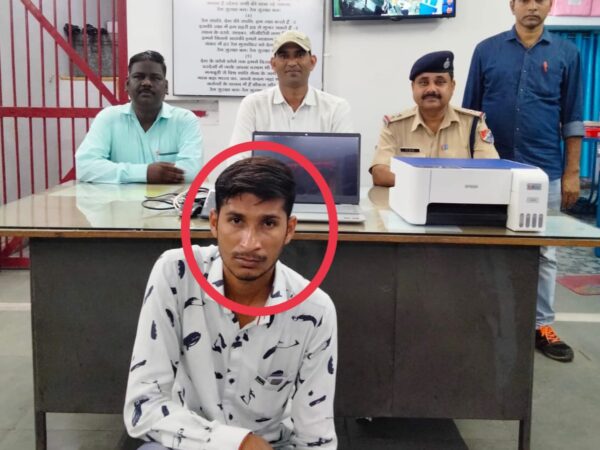 दुर्गेश कंप्यूटर्स एवं मोबाइल चांपा में आरपीएफ अपराध गुप्तचर टीम ने मारा छापा 50 हजार से अधिक के 26 रेल्वे ई टिकट के साथ आरोपी गिरफ्तार