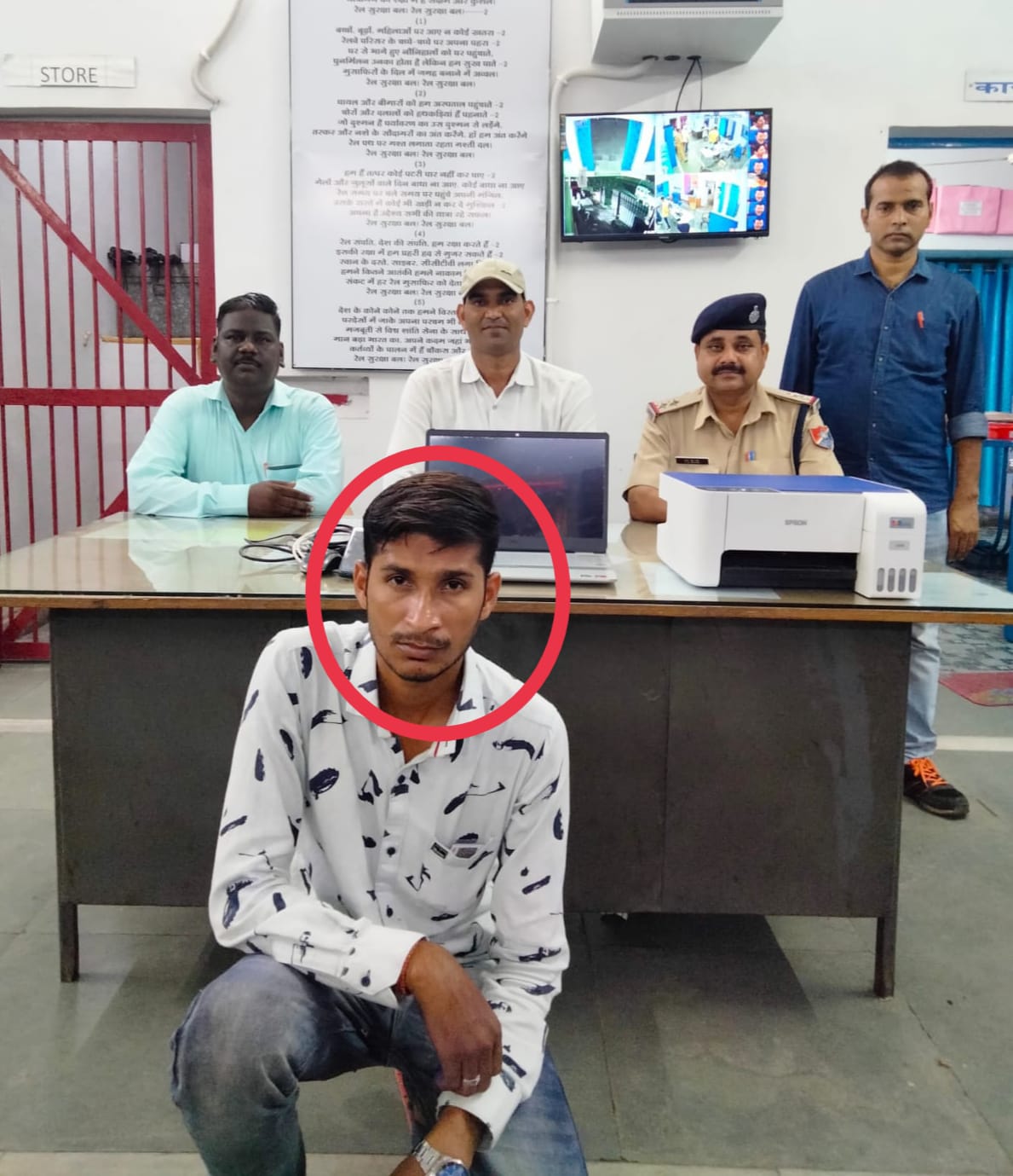 दुर्गेश कंप्यूटर्स एवं मोबाइल चांपा में आरपीएफ अपराध गुप्तचर टीम ने मारा छापा 50 हजार से अधिक के 26 रेल्वे ई टिकट के साथ आरोपी गिरफ्तार