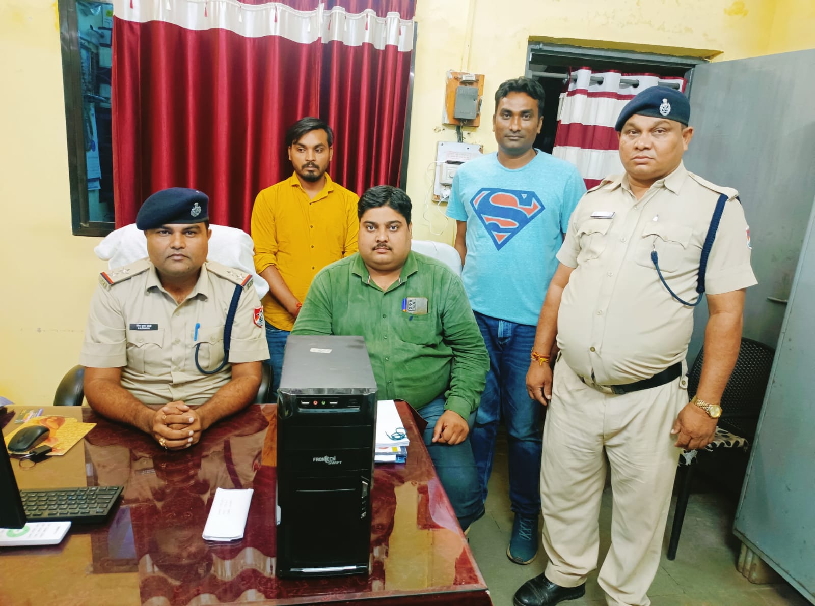 आरपीएफ डी. के. शास्त्री की टीम ने बलौदाबाजार के पलारी में मारा छापा 15 अवैध ई टिकटो के साथ फोटो स्टूडियो संचालक चढ़ा हत्थे