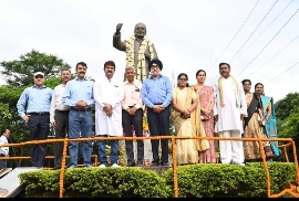 जेएसपीएल के संस्थापक ओमप्रकाश जिंदल के जन्मदिवस पर हुए विविध कार्यक्रम0 प्रतिमा पर माल्यार्पण और मार्चपास्ट के साथ शुरू हुआ समारोह