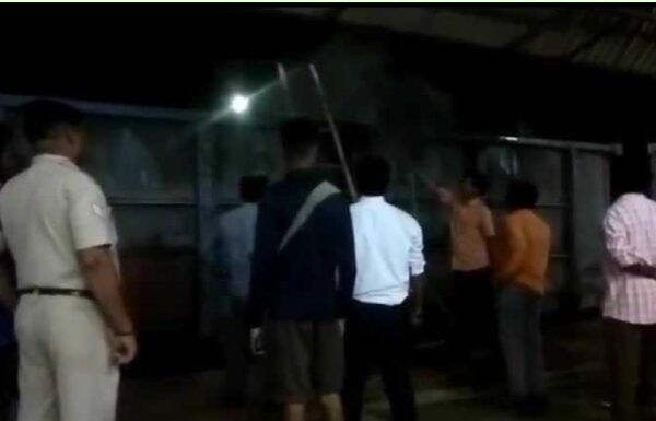 करगीरोड स्टेशन में खड़ी मालगाड़ी के कोयले लदी एक बैगन में लगी आग को फायर ब्रिगेड बुला बुझाई गई , बड़ी घटना घटित होने से बच गई