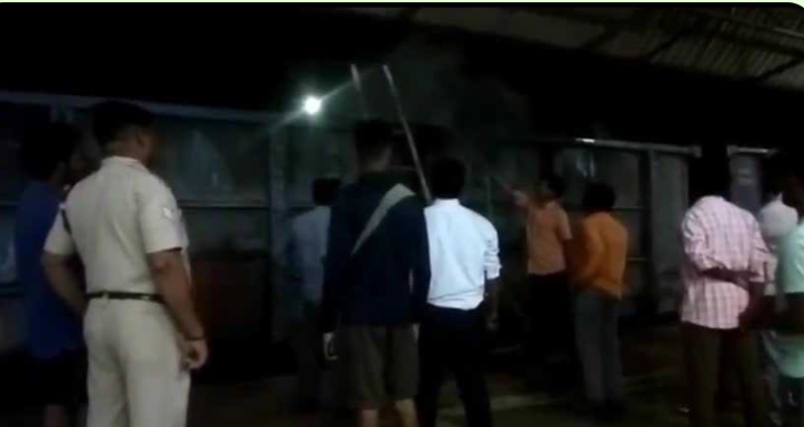 करगीरोड स्टेशन में खड़ी मालगाड़ी के कोयले लदी एक बैगन में लगी आग को फायर ब्रिगेड बुला बुझाई गई , बड़ी घटना घटित होने से बच गई
