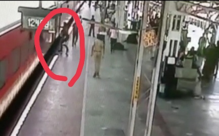 गोंडवाना में सफर कर रहे मुंगेली निवासी राम रतन  को प्लेटफार्म में घिसटते हुए देख रेसुब  गोंदिया के आरक्षक ने अपनी जान जोखिम में डाल जान बचाई . देखें वीडियो