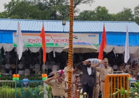 NTPC कोरबा के महाप्रबंधक जेना ने तेज बारिश में भी मानसरोवर स्टेडियम में शानदार ध्वजारोहण किया